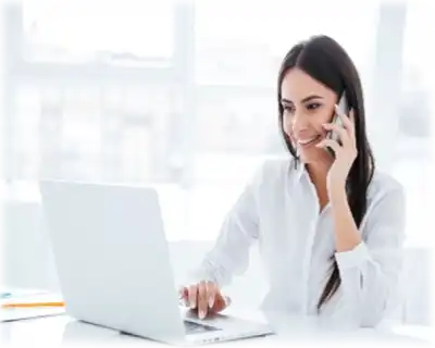 Atendente da equipe de vendas ao telefone
