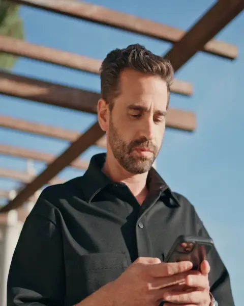 Homem consultando o celular — cadastre-se e fale com nossos consultores
